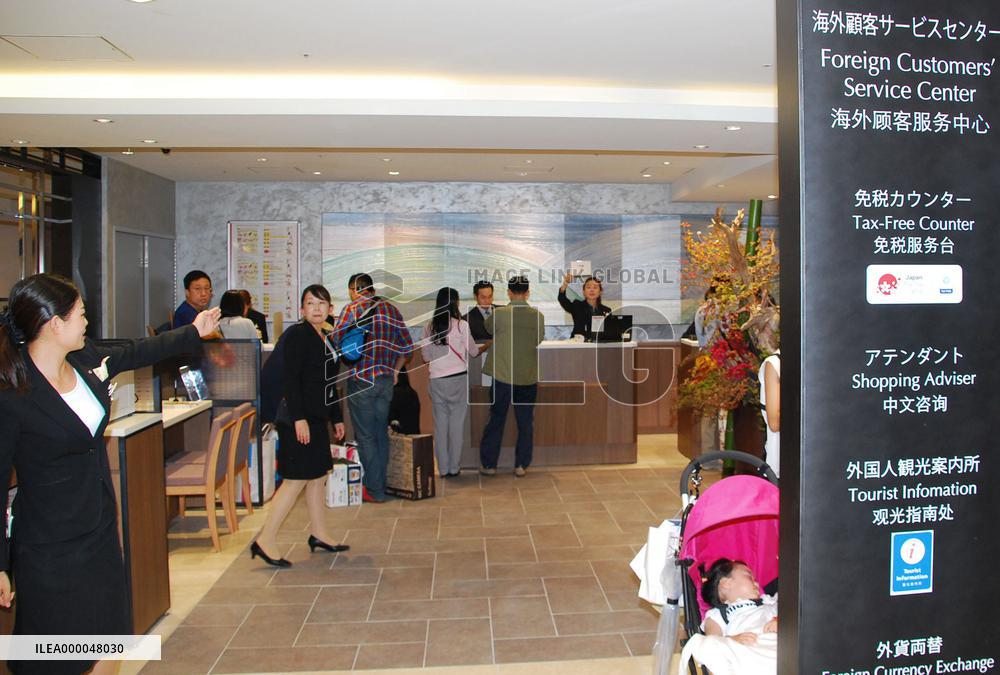 Mitsukoshi opens service center for foreign customers at Ginza store