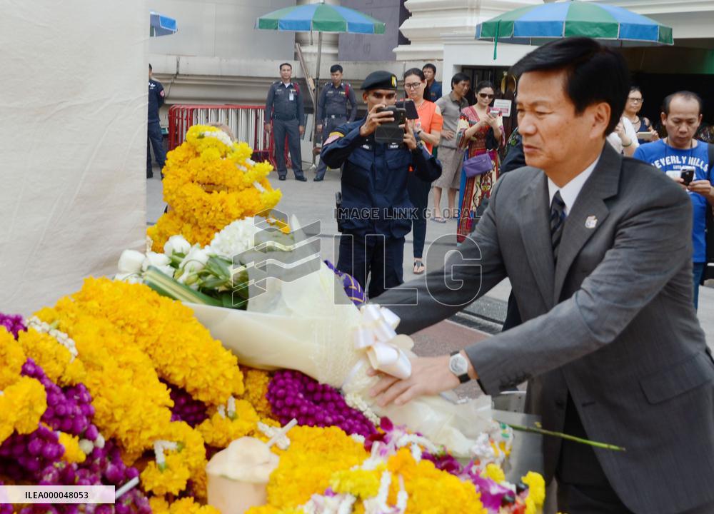 Chiba Gov. Morita offers flowers at bombed site in Bangkok