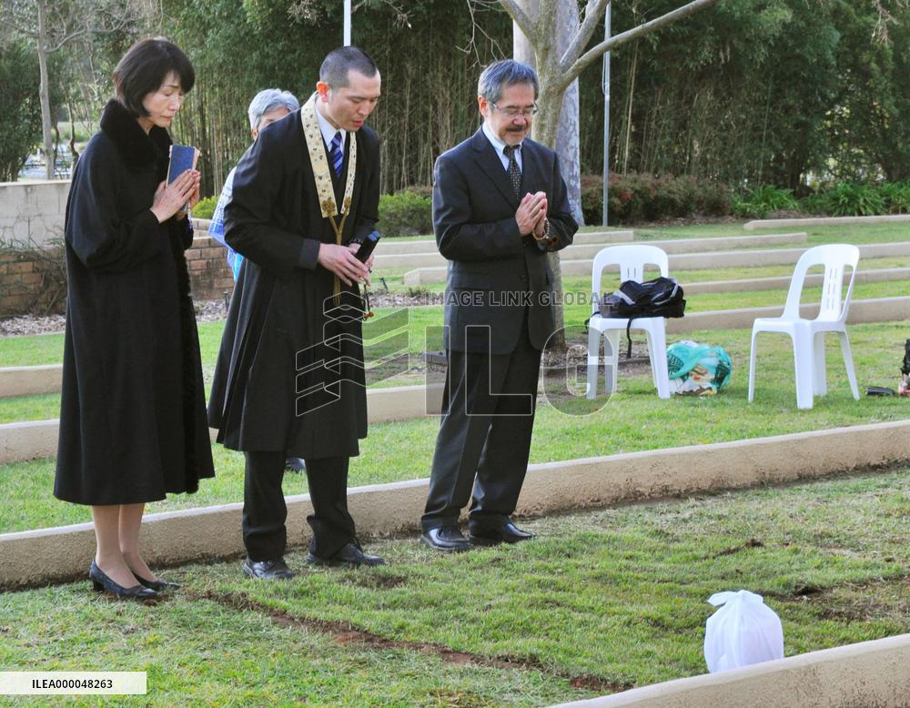 Japanese POW's bereaved family reads sutra at Aussie cemetery