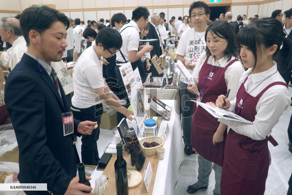 Souvenir fair held to help businesses in disaster-hit northern Japan