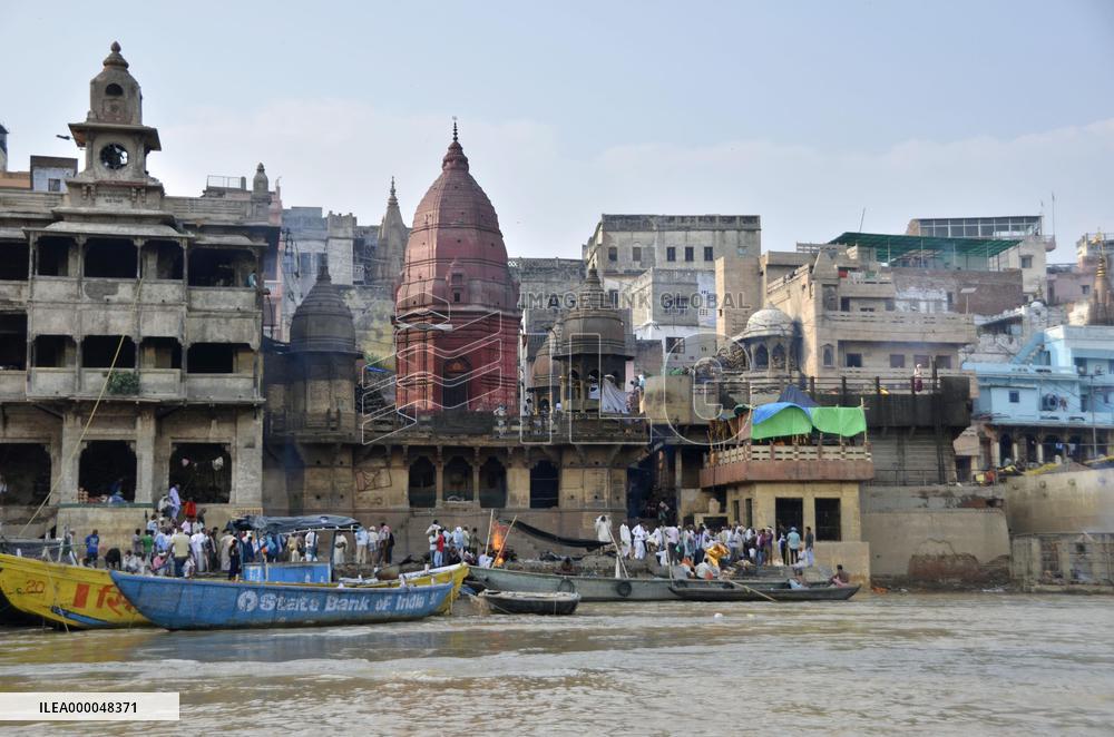 Cremation performed at Hindu temple on Ganges bank