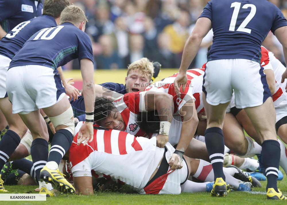Japan's Mafi scores try against Scotland