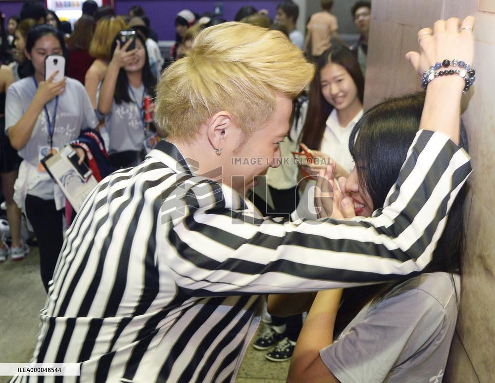 S. Korean couple poses in "kabe-don" romantic style
