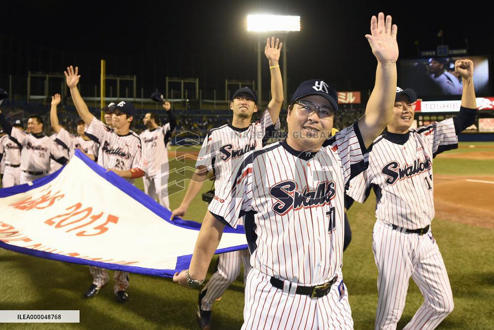 Swallows win 1st CL pennant in 14 years