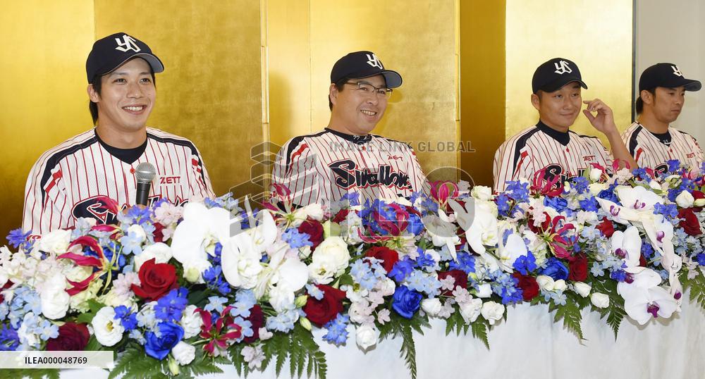 Swallows members meet press after winning CL pennant