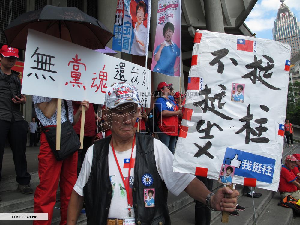 Taiwan's ruling KMT changes presidential candidate for Jan. election