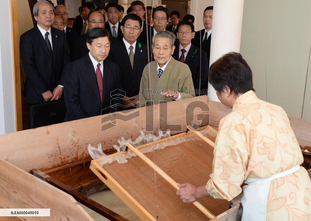 Crown prince visits "washi" Japanese paper gallery in central Japan