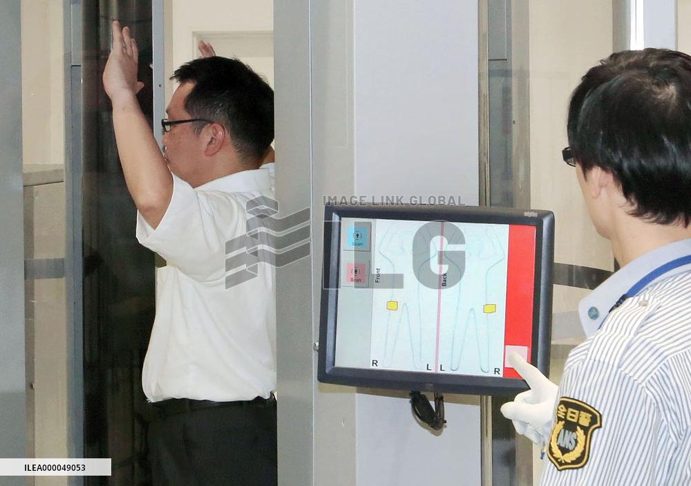 Test run on body scanner starts at airport in western Japan