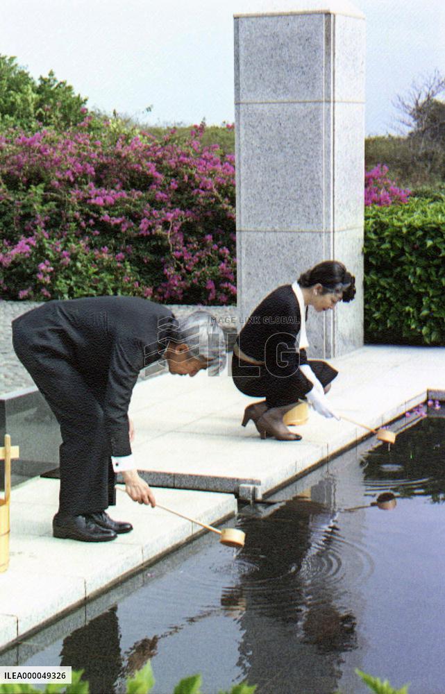 Emperor, empress visit Iwoto Island