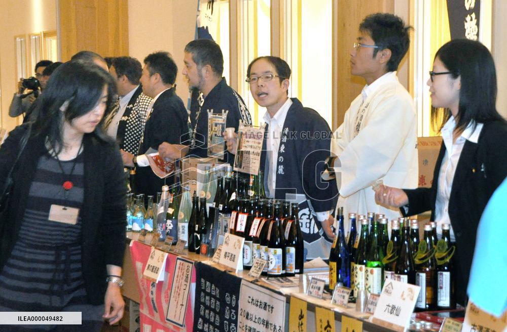 "Sake" made in Tohoku sold at event supporting post-disaster work