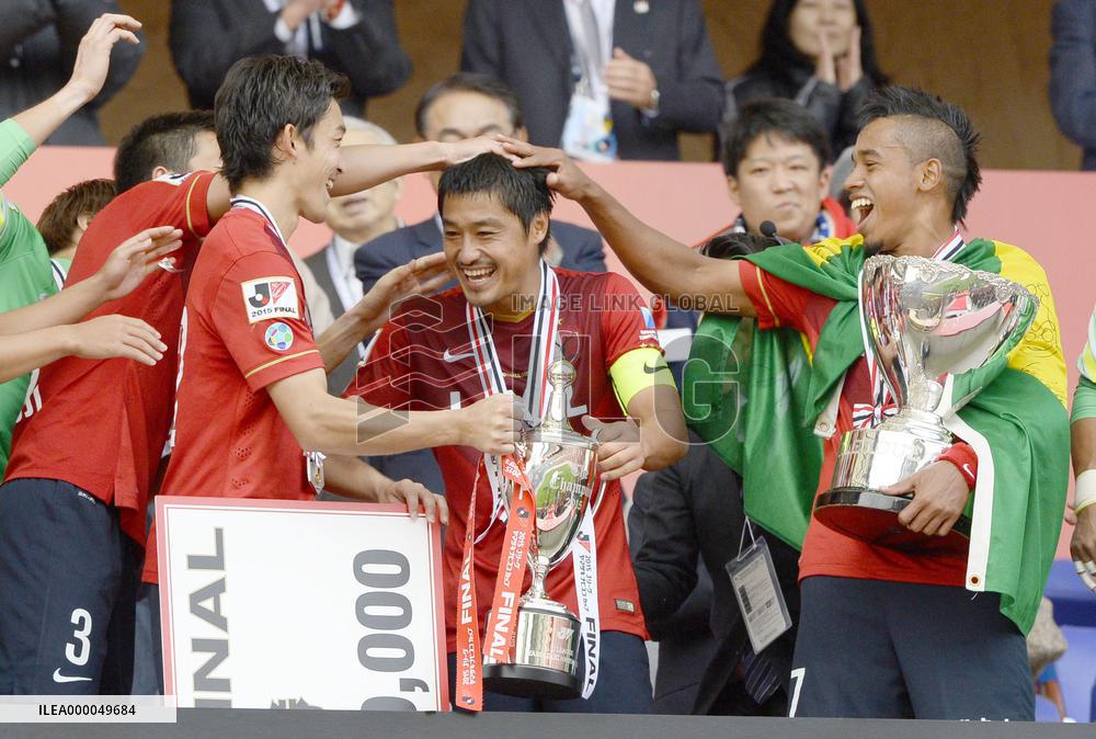 Kashima MF Ogasawara feted by teammates for winning Nabisco Cup MVP