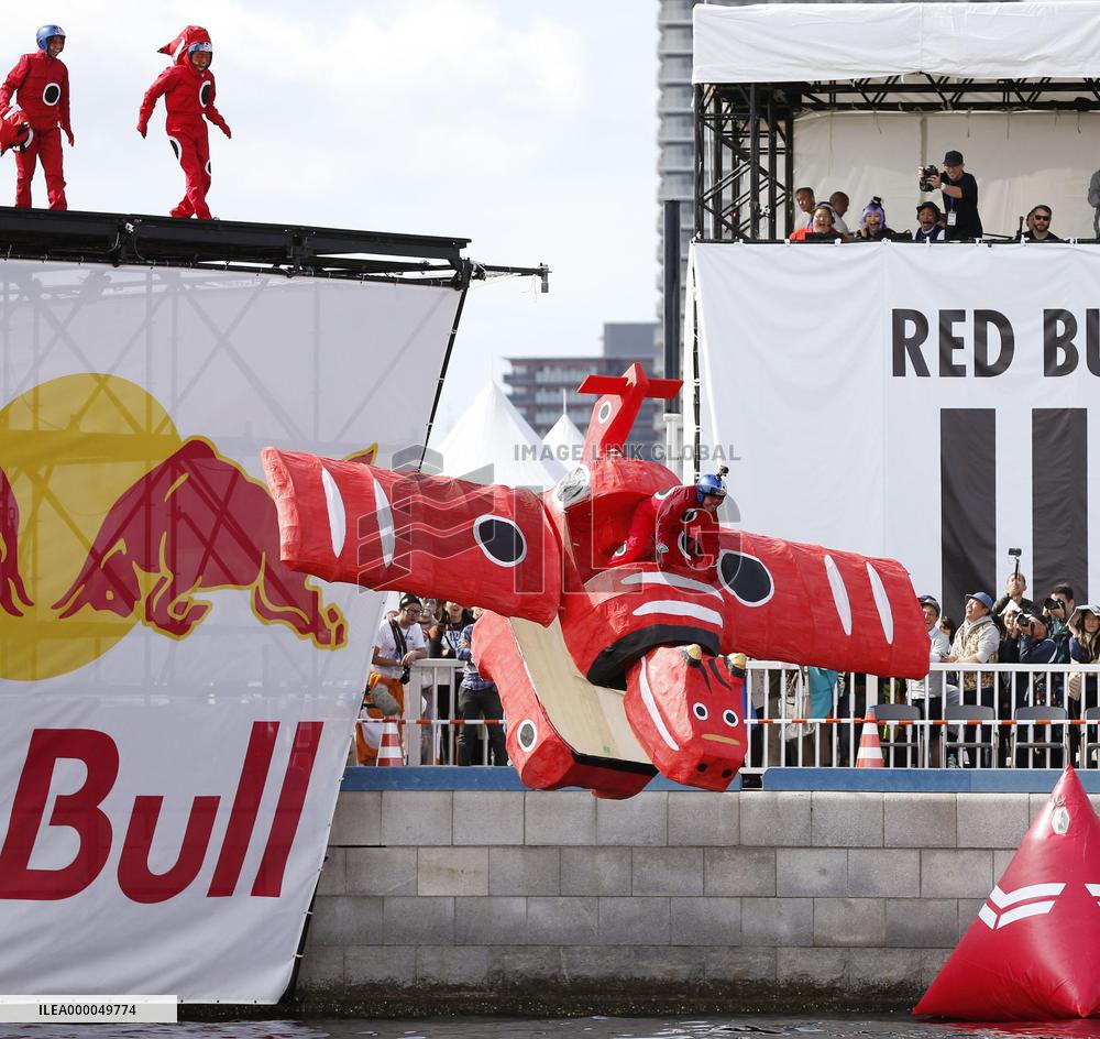 "Akabeko" glider flies at Kobe contest for self-made flying gear