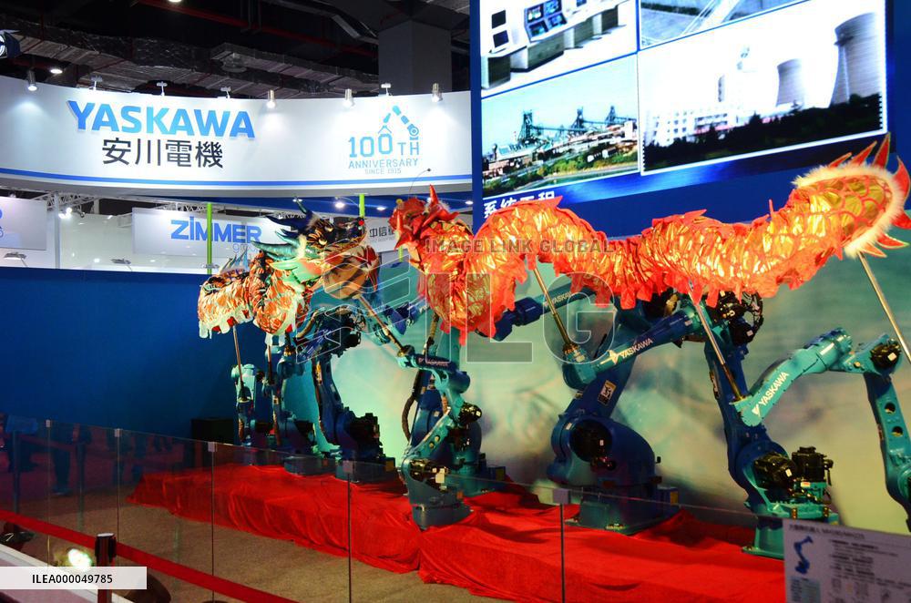 Japanese robot draws attention at Chinese fair