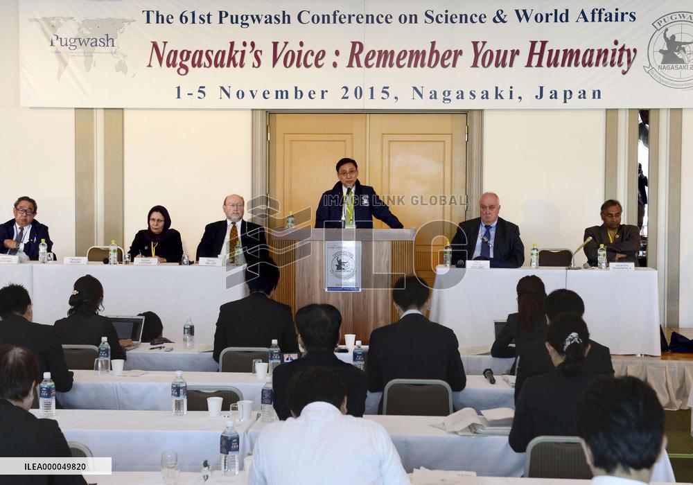 Pugwash Conference members meet press after Nagasaki session