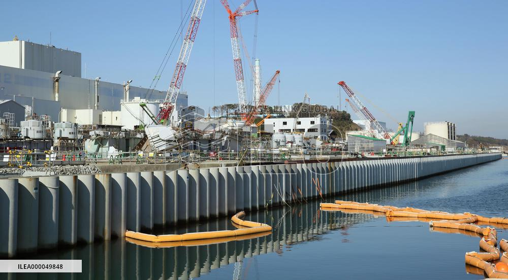 Long wall to contain polluted water at Fukushima nuke power plant