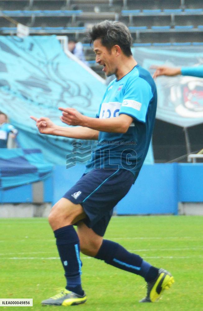 King Kazu pens new contract with Yokohama FC