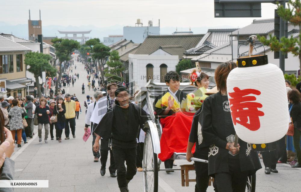 Parade marks centenary of Izumo Shrine gate in western Japan