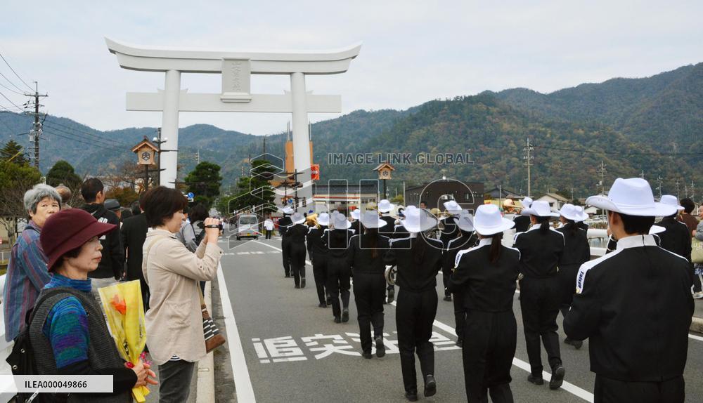 People greet centenary of Izumo Shrine gate in western Japan