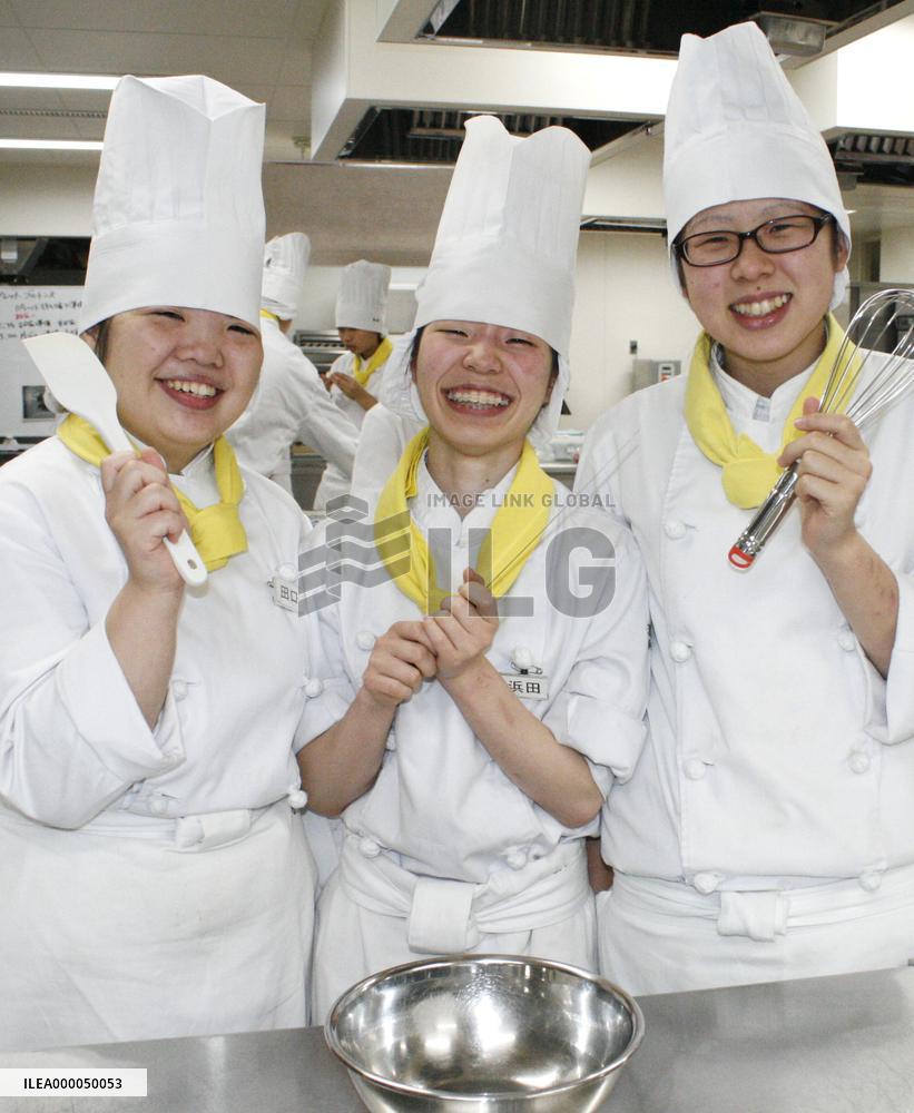 Hokkaido high school team wins national cake contest