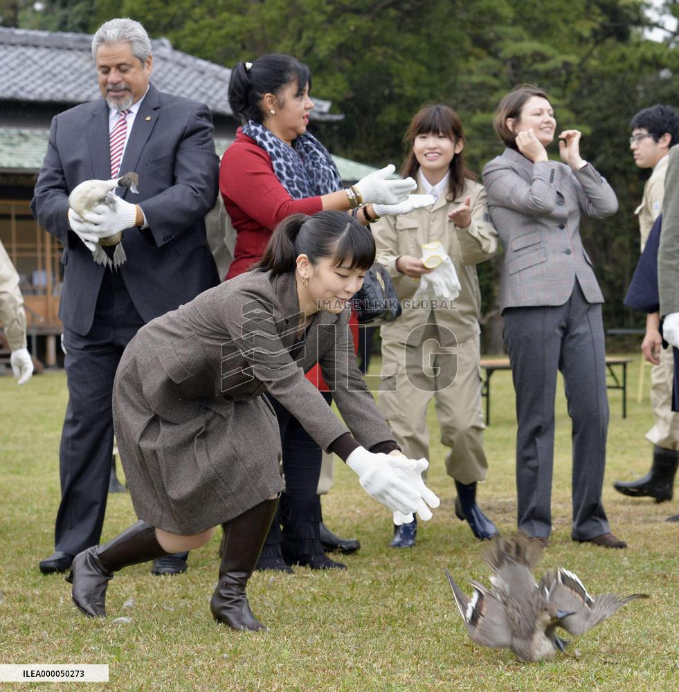 Princess Mako entertains foreign guests at duck preserve