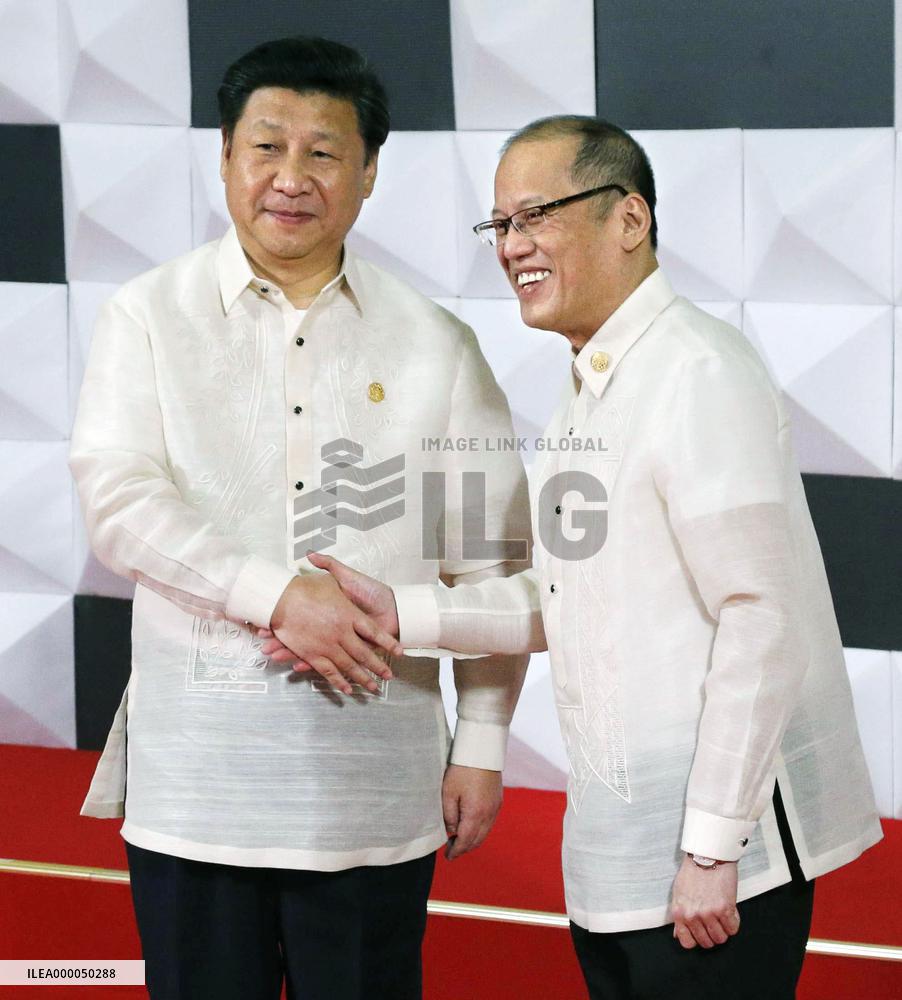 Philippine leader Aquino greets China's Xi at APEC summit dinner