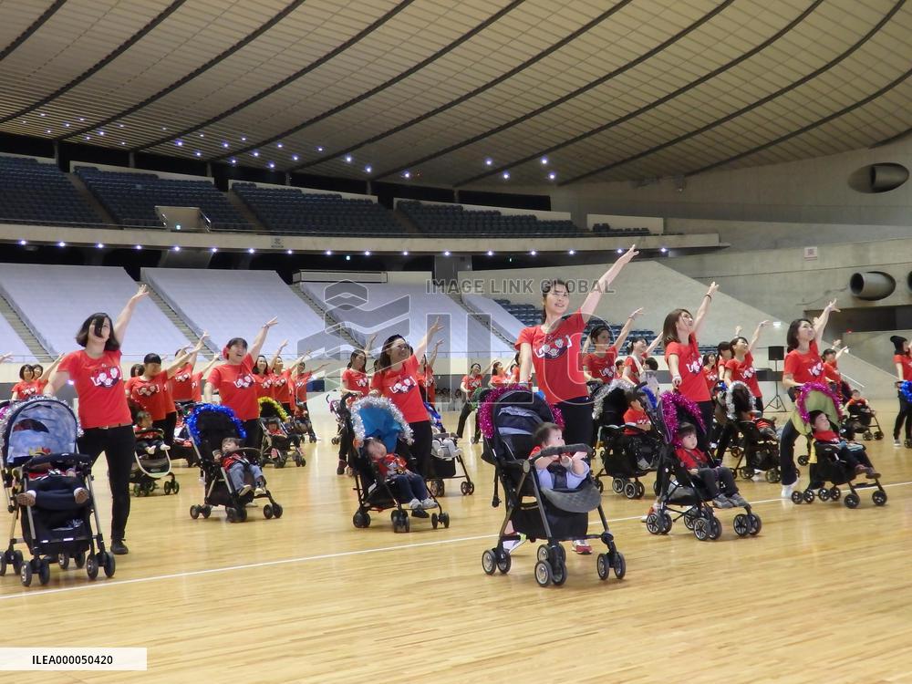 Japanese moms' "stroller dance" gives life to child-rearing