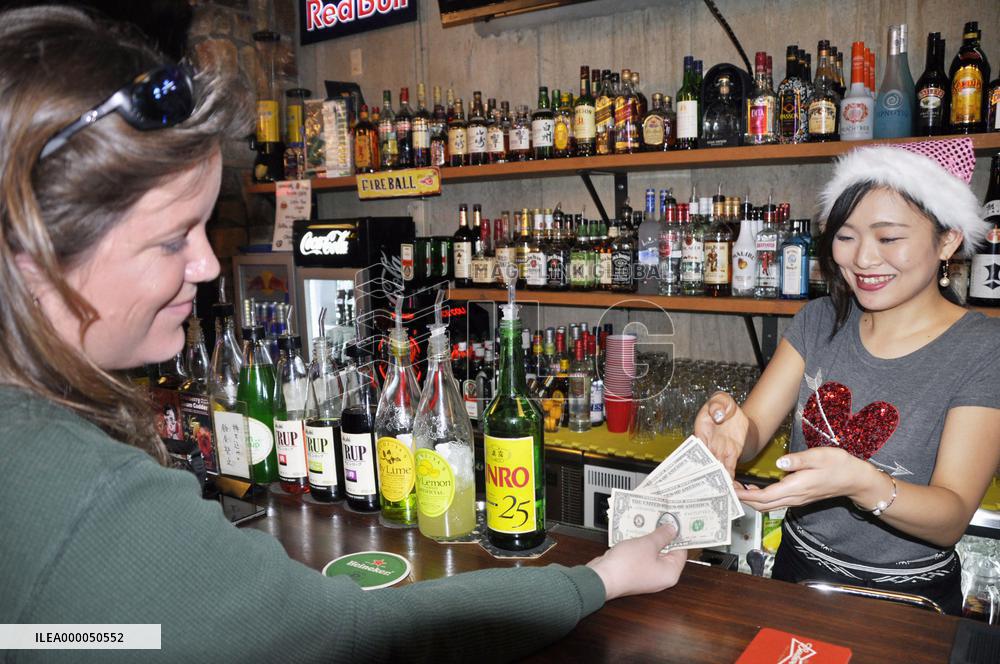 Yokosuka encouraging use of dollars by Japanese visitors