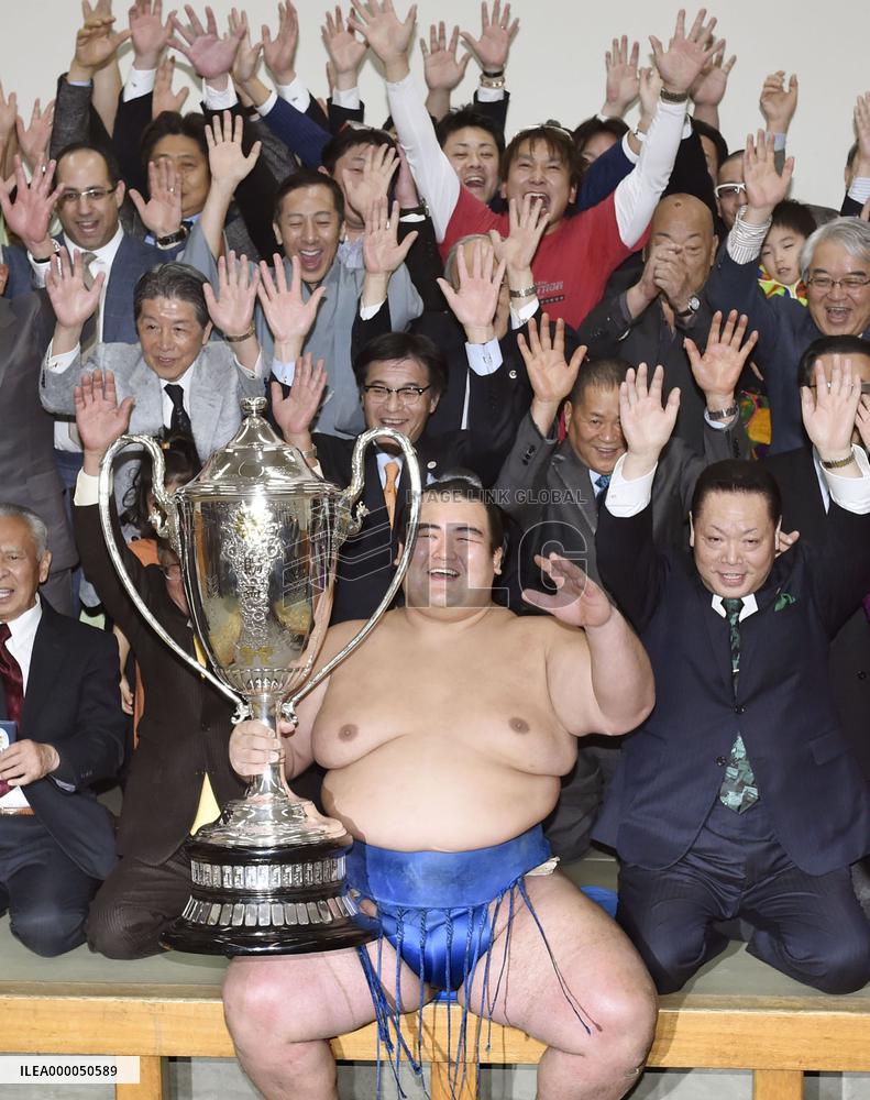 Kotoshogiku becomes Japan's 1st champion in decade at New Year sumo