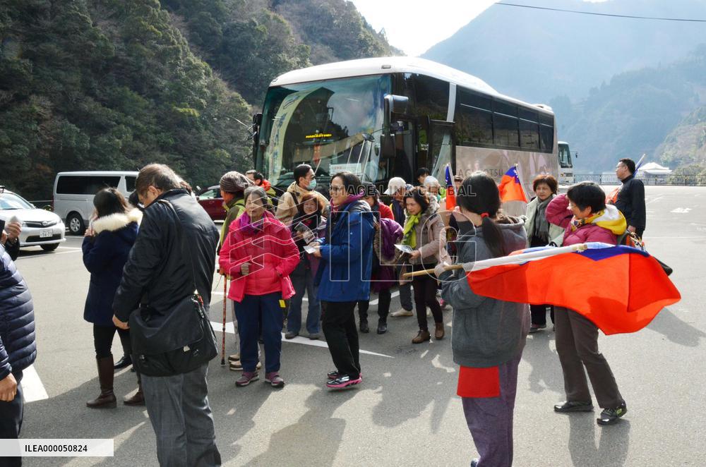 Foreign tourists provide economic boost to Japan, including regions