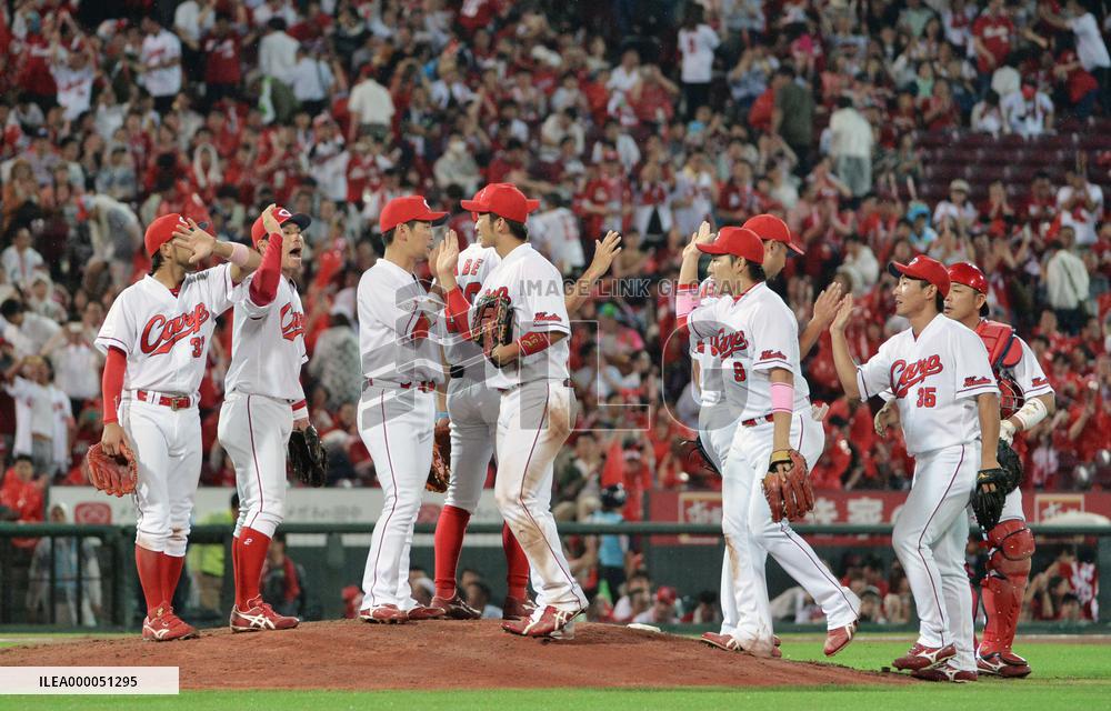 Baseball: Carp go from disappointing to dominating