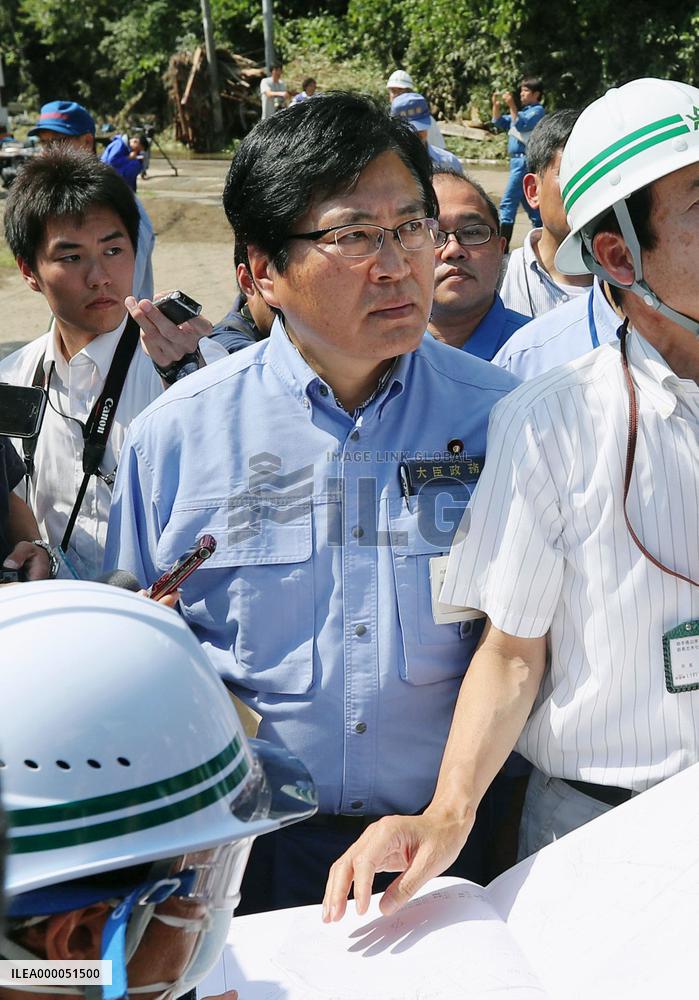 LDP politician rebuked for piggyback ride over post-typhoon puddle