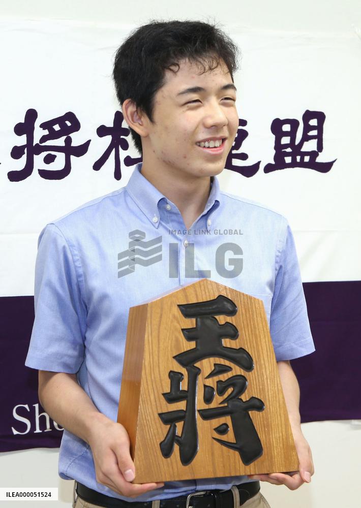 Aichi middle schooler becomes "shogi" pro at youngest age