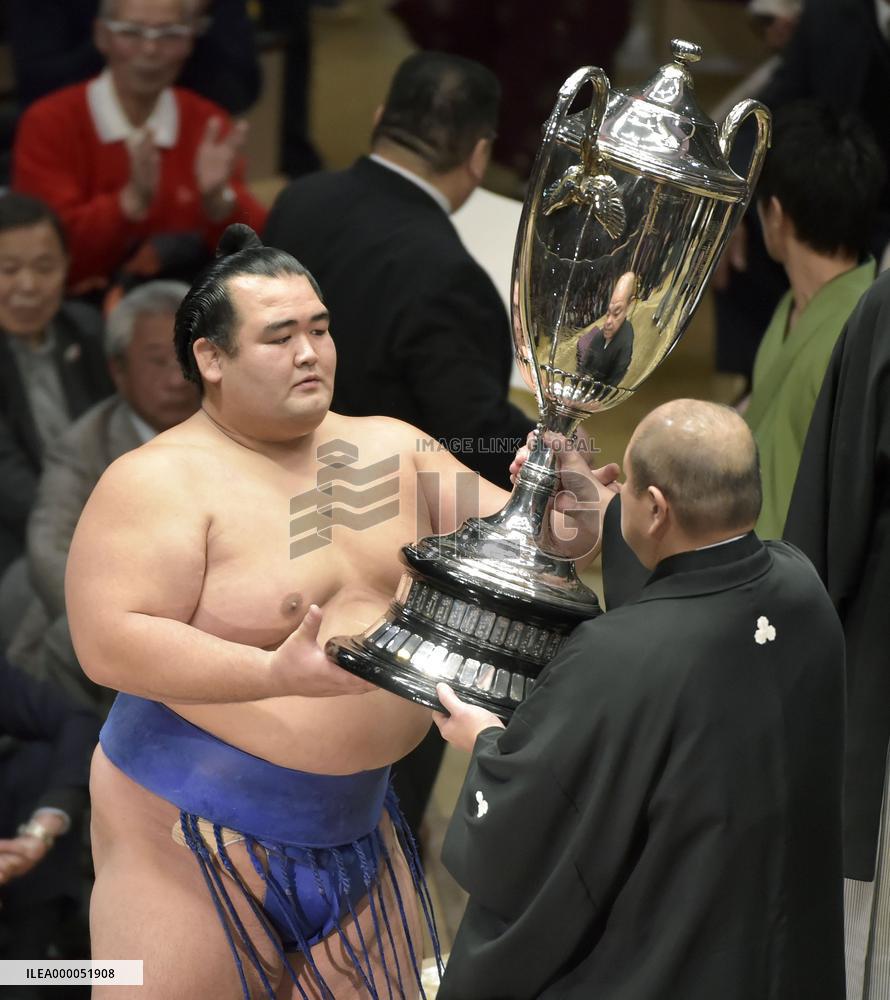 Sumo: Japanese wrestlers out to chase yokozuna title in 2017