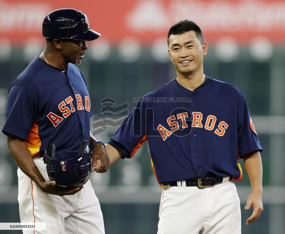 Aoki tallies 2,000 career hits