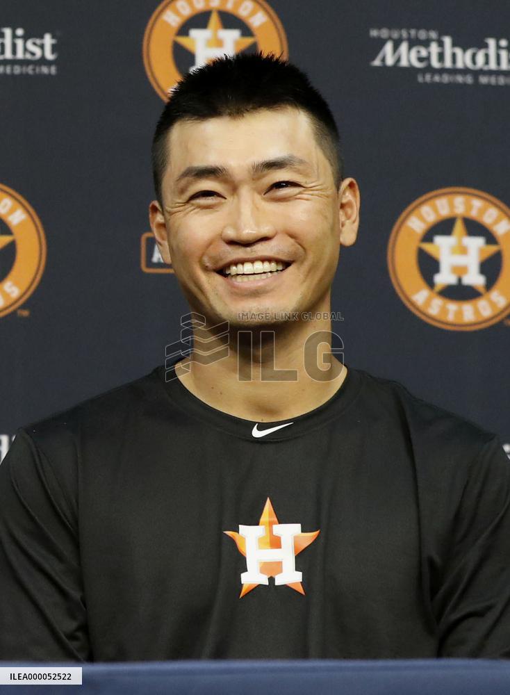 Aoki tallies 2,000 career hits