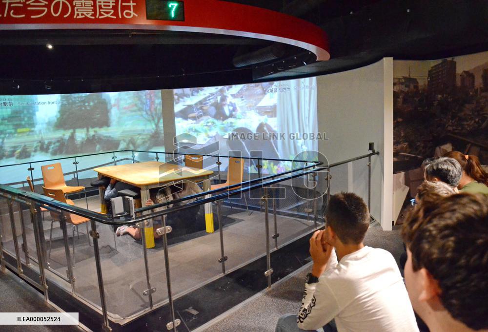 Quake simulators draw foreign tourists to disaster learning centers