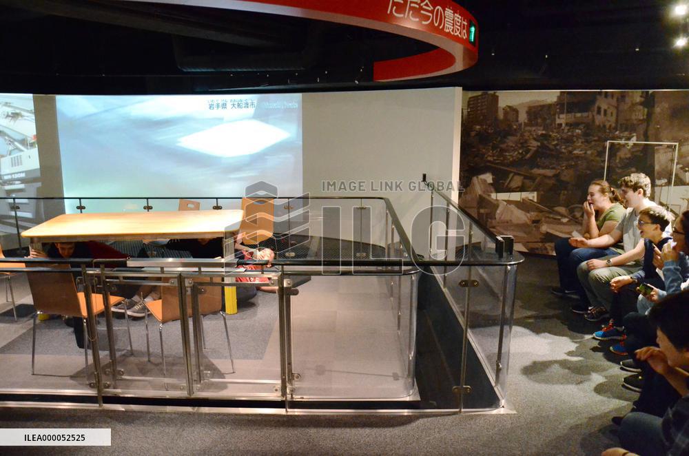Quake simulators draw foreign tourists to disaster learning centers