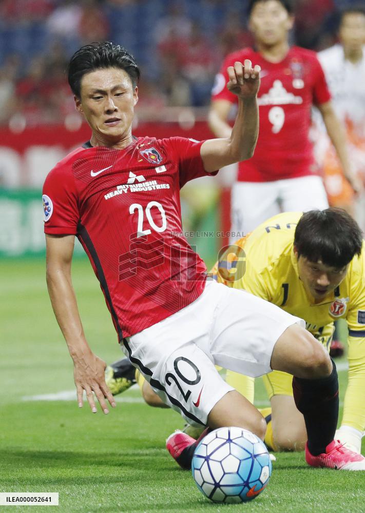 Soccer: Reds striker Lee sidelined with knee injury