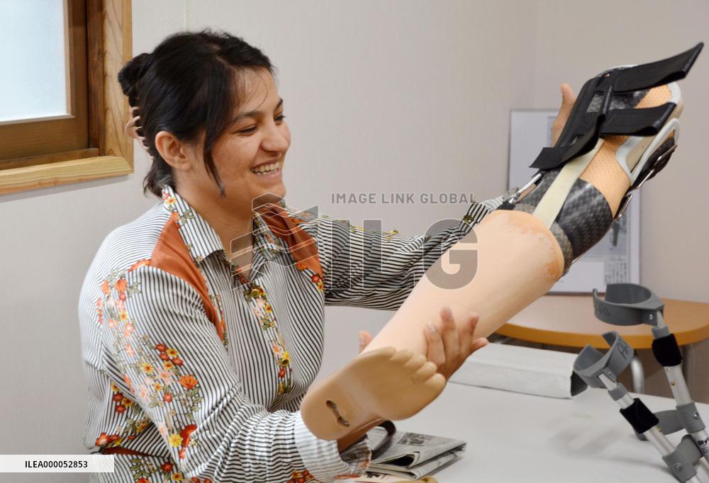 Afghan woman given new artificial leg to "walk to her dream"