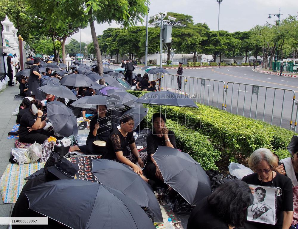 Thais gather in Bangkok ahead of King Bhumibol's cremation