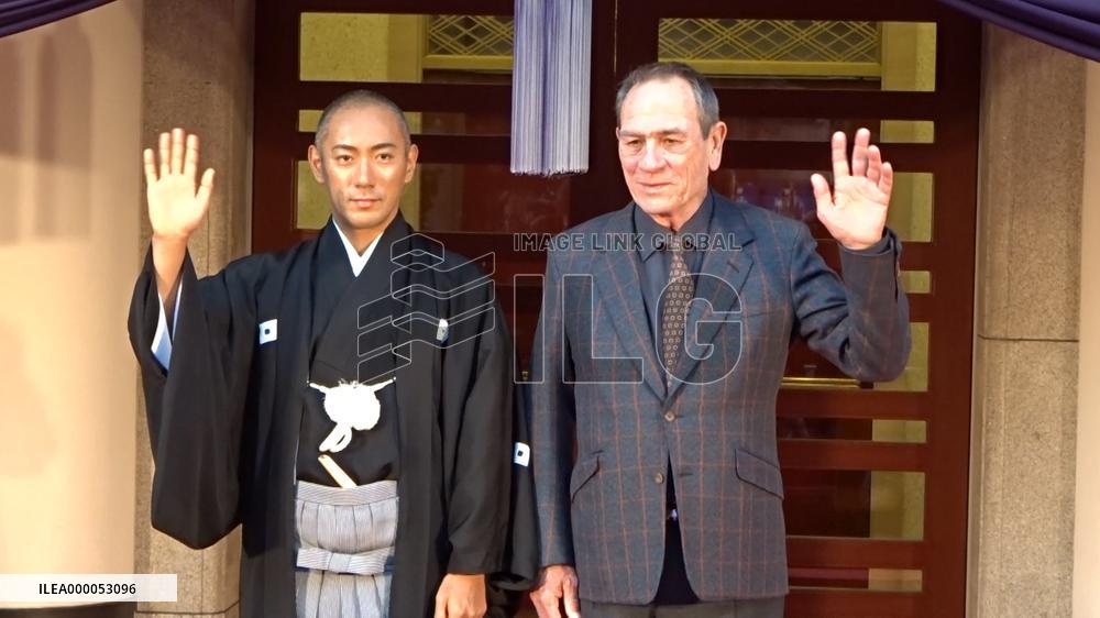 Kabuki actor urges foreign fans to savor beauty of Japanese art form