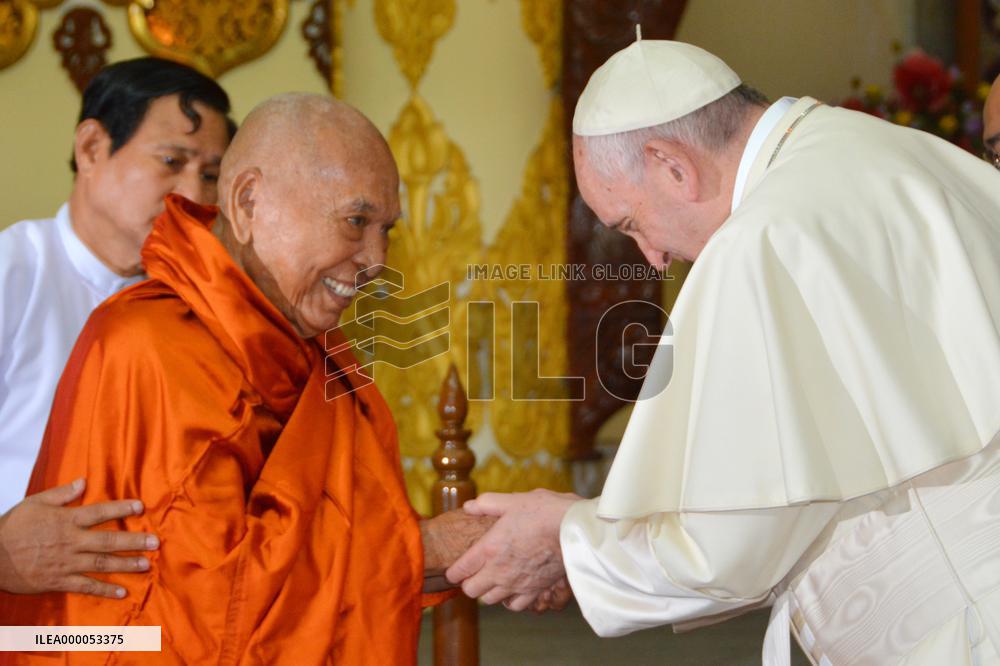 Pope meets top Myanmar Buddhist monk