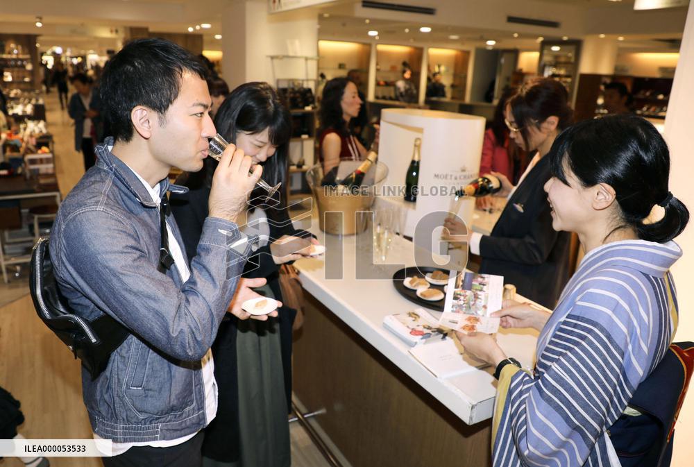 Japanese sweets makers make appeal to youngsters with chic varieties