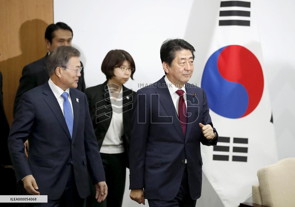 Abe, Moon talk in Pyeongchang