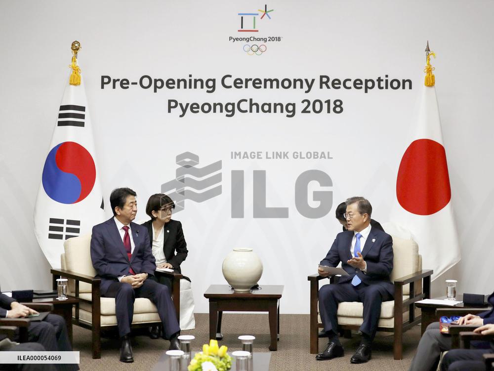 Abe, Moon talk in Pyeongchang