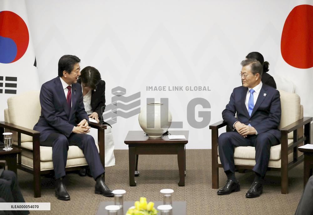 Abe, Moon talk in Pyeongchang