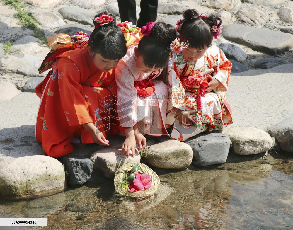 CORRECTED: Traditional "Nagashi-bina" event in Japan
