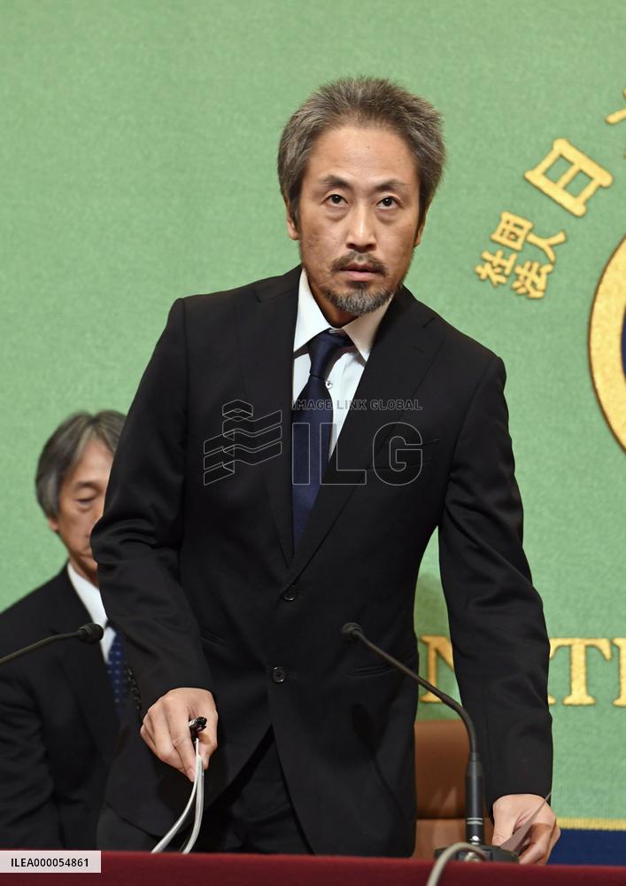 Journalist Yasuda after captivity in Syria