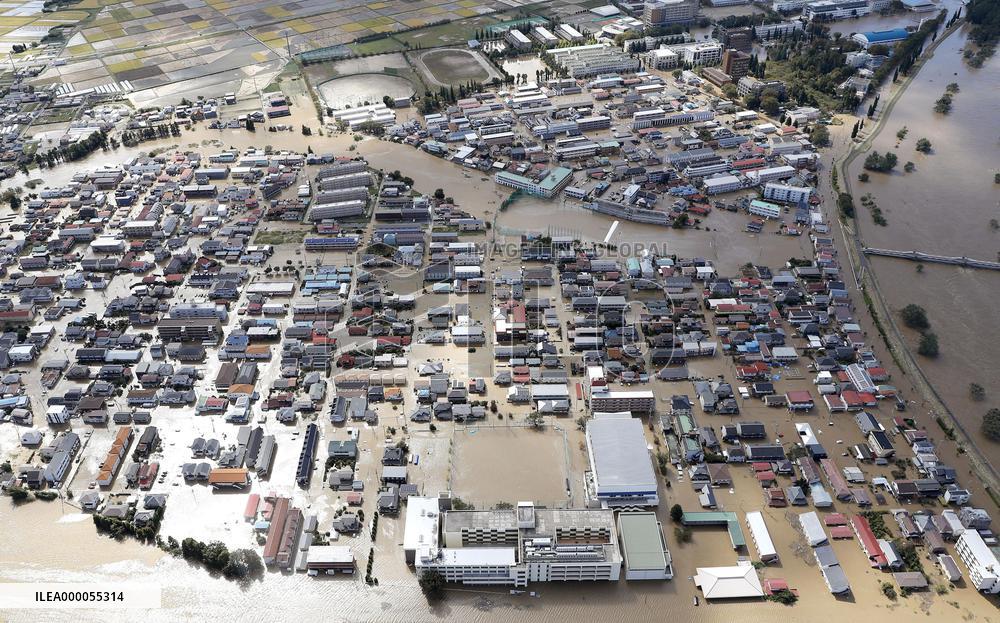 Powerful typhoon in Japan