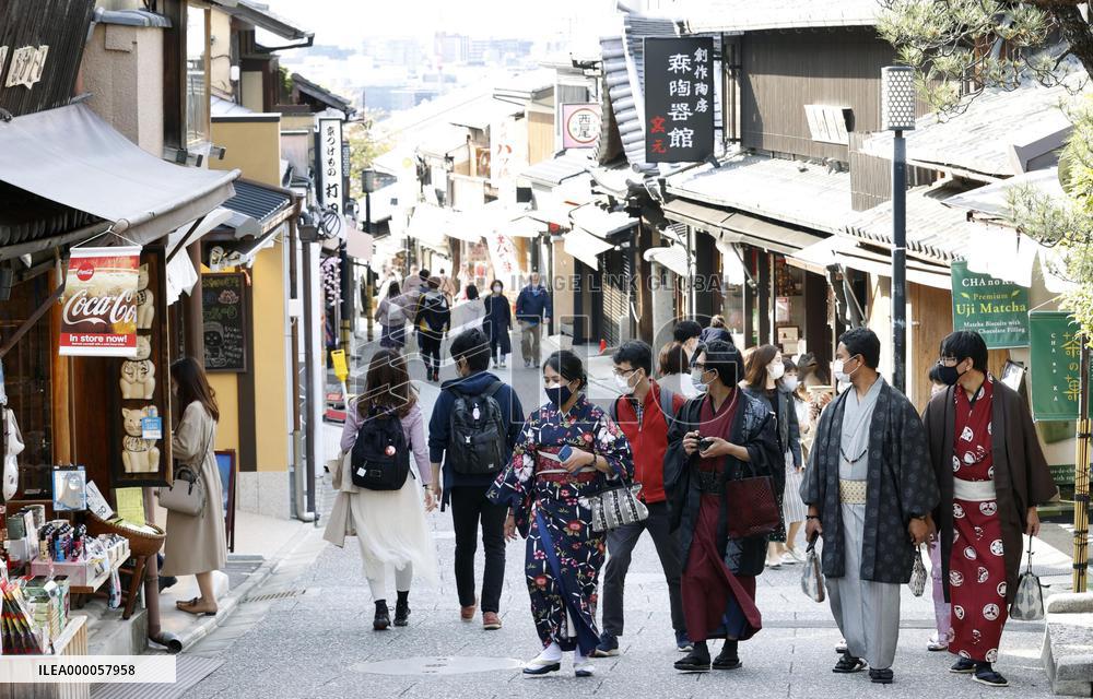 Tokyo, Kyoto, Okinawa to step up anti-COVID measures